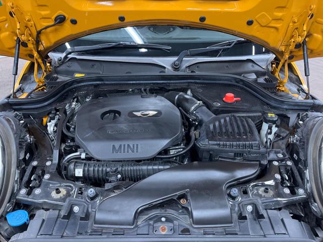 ＭＩＮＩ クーパーＳ　５ドア　純正ナビ　ＬＥＤヘッドライト　ＬＥＤフォグライト　デュアルオートエアコン　純正１６インチアルミホイール　Ｂｌｕｅｔｏｏｔｈ　ＥＴＣ　禁煙車　盗難防止装置　アイドリングストップ　横滑防止装置（19枚目）