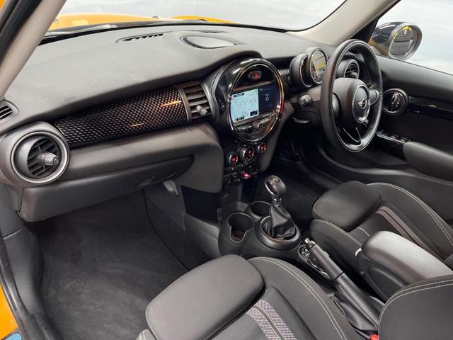 ＭＩＮＩ クーパーＳ　５ドア　純正ナビ　ＬＥＤヘッドライト　ＬＥＤフォグライト　デュアルオートエアコン　純正１６インチアルミホイール　Ｂｌｕｅｔｏｏｔｈ　ＥＴＣ　禁煙車　盗難防止装置　アイドリングストップ　横滑防止装置（22枚目）