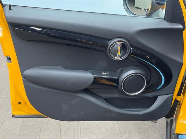 ＭＩＮＩ クーパーＳ　５ドア　純正ナビ　ＬＥＤヘッドライト　ＬＥＤフォグライト　デュアルオートエアコン　純正１６インチアルミホイール　Ｂｌｕｅｔｏｏｔｈ　ＥＴＣ　禁煙車　盗難防止装置　アイドリングストップ　横滑防止装置（32枚目）