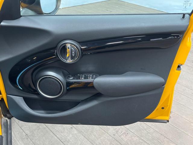 ＭＩＮＩ クーパーＳ　５ドア　純正ナビ　ＬＥＤヘッドライト　ＬＥＤフォグライト　デュアルオートエアコン　純正１６インチアルミホイール　Ｂｌｕｅｔｏｏｔｈ　ＥＴＣ　禁煙車　盗難防止装置　アイドリングストップ　横滑防止装置（33枚目）