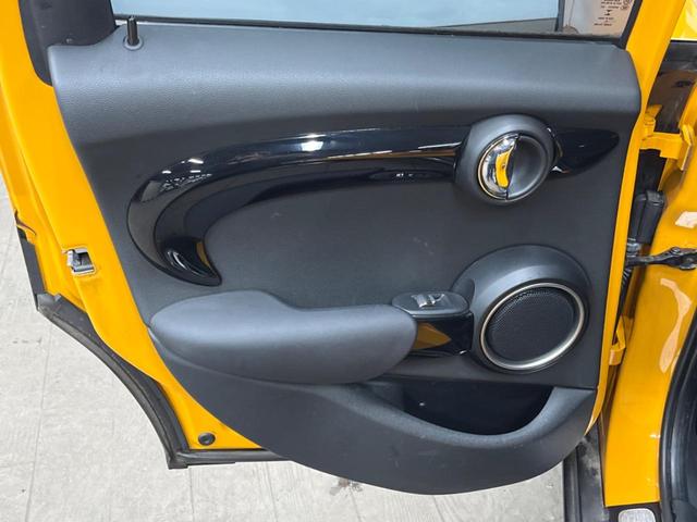 ＭＩＮＩ クーパーＳ　５ドア　純正ナビ　ＬＥＤヘッドライト　ＬＥＤフォグライト　デュアルオートエアコン　純正１６インチアルミホイール　Ｂｌｕｅｔｏｏｔｈ　ＥＴＣ　禁煙車　盗難防止装置　アイドリングストップ　横滑防止装置（34枚目）