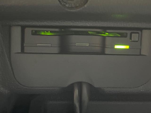 ザ・ビートル ターボ　クールスターパッケージ（ＨＩＤヘッドライト　オートライト　プライバシーガラス）　純正ナビ　フルセグ　Ｂｌｕｅｔｏｏｔｈ　バックカメラ　パークセンサー　スマートエントリー　純正１８インチアルミホイール（8枚目）