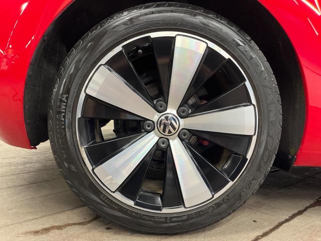 ザ・ビートル ターボ　クールスターパッケージ（ＨＩＤヘッドライト　オートライト　プライバシーガラス）　純正ナビ　フルセグ　Ｂｌｕｅｔｏｏｔｈ　バックカメラ　パークセンサー　スマートエントリー　純正１８インチアルミホイール（35枚目）