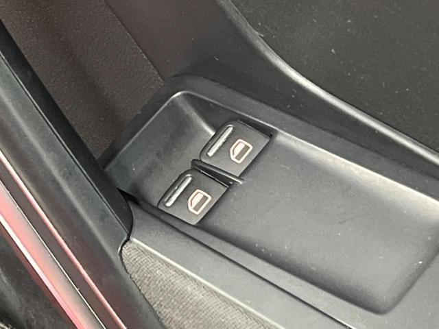 ザ・ビートル ターボ　クールスターパッケージ（ＨＩＤヘッドライト　オートライト　プライバシーガラス）　純正ナビ　フルセグ　Ｂｌｕｅｔｏｏｔｈ　バックカメラ　パークセンサー　スマートエントリー　純正１８インチアルミホイール（50枚目）