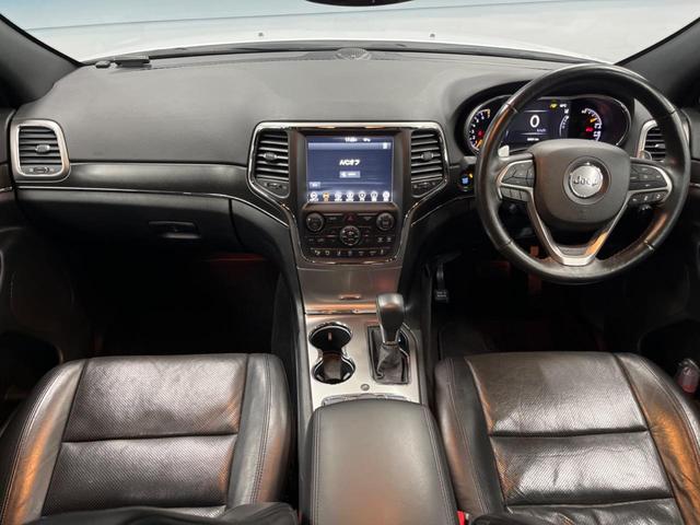 ジープ・グランドチェロキー リミテッド　純正ナビ　地デジ　リアビューカメラ　アダプティブクルーズコントロール　ブラインドスポットモニター　ベンチレーション　純正１８インチアルミ　パワーバックドア　ＨＩＤヘッドランプ　ＡＬＰＩＮＥ製サウンド（2枚目）