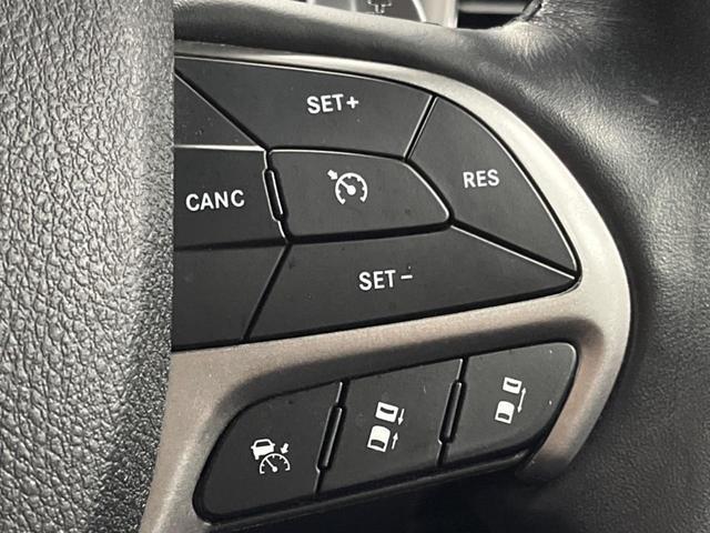 ジープ・グランドチェロキー リミテッド　純正ナビ　地デジ　リアビューカメラ　アダプティブクルーズコントロール　ブラインドスポットモニター　ベンチレーション　純正１８インチアルミ　パワーバックドア　ＨＩＤヘッドランプ　ＡＬＰＩＮＥ製サウンド（5枚目）