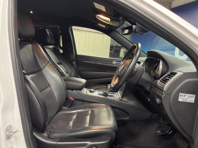 ジープ・グランドチェロキー リミテッド　純正ナビ　地デジ　リアビューカメラ　アダプティブクルーズコントロール　ブラインドスポットモニター　ベンチレーション　純正１８インチアルミ　パワーバックドア　ＨＩＤヘッドランプ　ＡＬＰＩＮＥ製サウンド（9枚目）