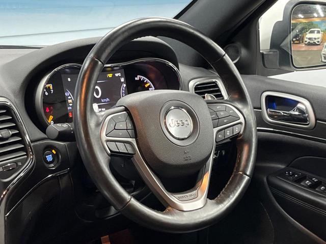 ジープ・グランドチェロキー リミテッド　純正ナビ　地デジ　リアビューカメラ　アダプティブクルーズコントロール　ブラインドスポットモニター　ベンチレーション　純正１８インチアルミ　パワーバックドア　ＨＩＤヘッドランプ　ＡＬＰＩＮＥ製サウンド（11枚目）