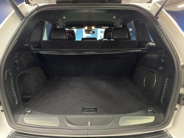 ジープ・グランドチェロキー リミテッド　純正ナビ　地デジ　リアビューカメラ　アダプティブクルーズコントロール　ブラインドスポットモニター　ベンチレーション　純正１８インチアルミ　パワーバックドア　ＨＩＤヘッドランプ　ＡＬＰＩＮＥ製サウンド（12枚目）