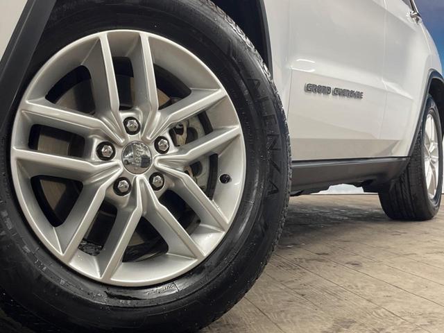 ジープ・グランドチェロキー リミテッド　純正ナビ　地デジ　リアビューカメラ　アダプティブクルーズコントロール　ブラインドスポットモニター　ベンチレーション　純正１８インチアルミ　パワーバックドア　ＨＩＤヘッドランプ　ＡＬＰＩＮＥ製サウンド（14枚目）