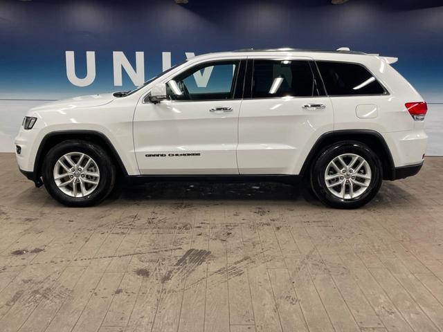 ジープ・グランドチェロキー リミテッド　純正ナビ　地デジ　リアビューカメラ　アダプティブクルーズコントロール　ブラインドスポットモニター　ベンチレーション　純正１８インチアルミ　パワーバックドア　ＨＩＤヘッドランプ　ＡＬＰＩＮＥ製サウンド（26枚目）