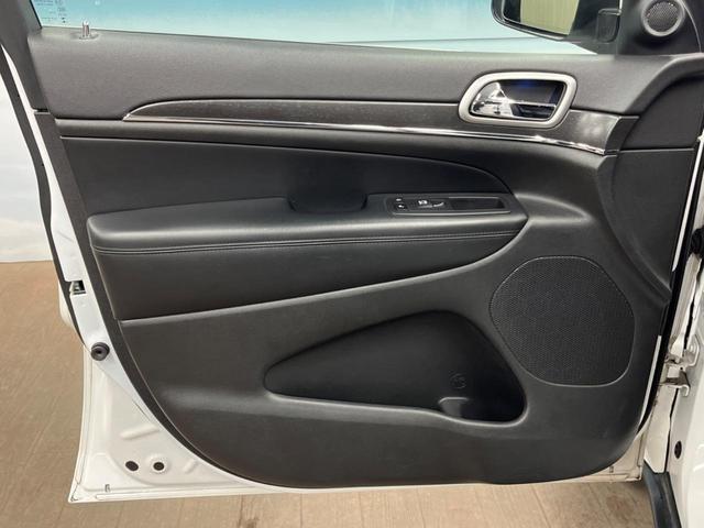 ジープ・グランドチェロキー リミテッド　純正ナビ　地デジ　リアビューカメラ　アダプティブクルーズコントロール　ブラインドスポットモニター　ベンチレーション　純正１８インチアルミ　パワーバックドア　ＨＩＤヘッドランプ　ＡＬＰＩＮＥ製サウンド（31枚目）