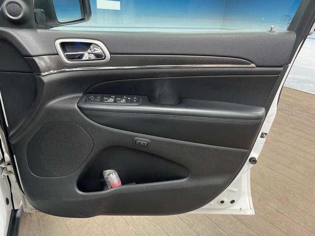 ジープ・グランドチェロキー リミテッド　純正ナビ　地デジ　リアビューカメラ　アダプティブクルーズコントロール　ブラインドスポットモニター　ベンチレーション　純正１８インチアルミ　パワーバックドア　ＨＩＤヘッドランプ　ＡＬＰＩＮＥ製サウンド（32枚目）