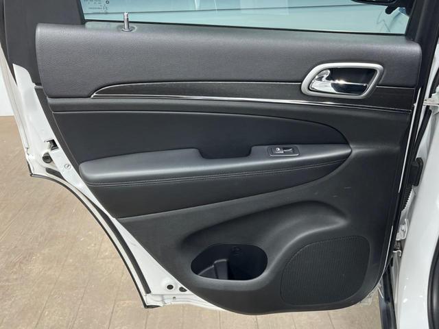 ジープ・グランドチェロキー リミテッド　純正ナビ　地デジ　リアビューカメラ　アダプティブクルーズコントロール　ブラインドスポットモニター　ベンチレーション　純正１８インチアルミ　パワーバックドア　ＨＩＤヘッドランプ　ＡＬＰＩＮＥ製サウンド（33枚目）