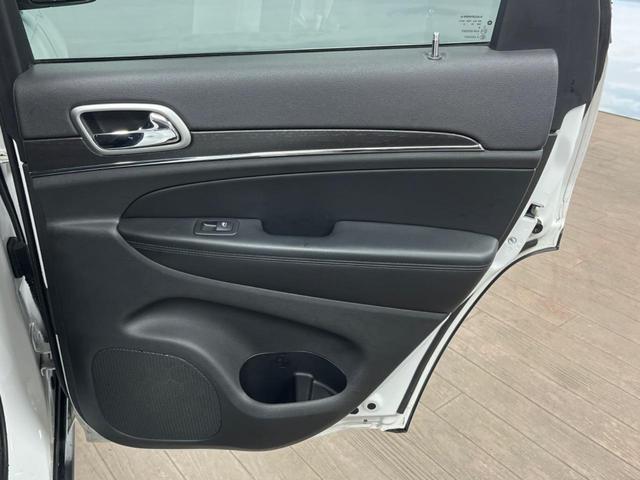 ジープ・グランドチェロキー リミテッド　純正ナビ　地デジ　リアビューカメラ　アダプティブクルーズコントロール　ブラインドスポットモニター　ベンチレーション　純正１８インチアルミ　パワーバックドア　ＨＩＤヘッドランプ　ＡＬＰＩＮＥ製サウンド（34枚目）