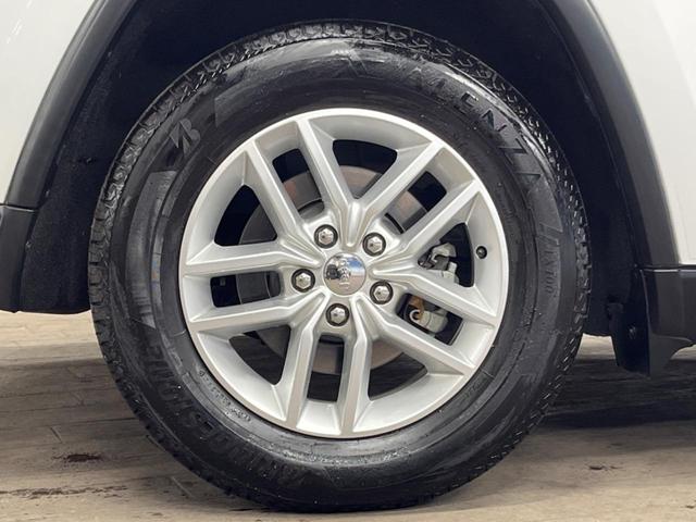 ジープ・グランドチェロキー リミテッド　純正ナビ　地デジ　リアビューカメラ　アダプティブクルーズコントロール　ブラインドスポットモニター　ベンチレーション　純正１８インチアルミ　パワーバックドア　ＨＩＤヘッドランプ　ＡＬＰＩＮＥ製サウンド（37枚目）