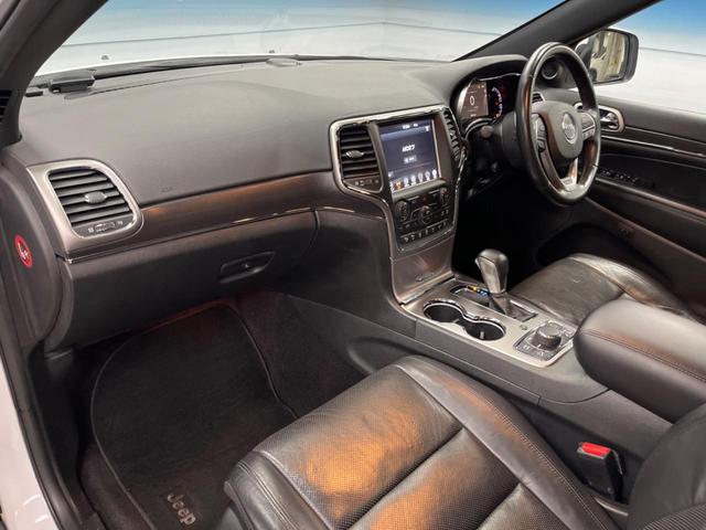 ジープ・グランドチェロキー リミテッド　純正ナビ　地デジ　リアビューカメラ　アダプティブクルーズコントロール　ブラインドスポットモニター　ベンチレーション　純正１８インチアルミ　パワーバックドア　ＨＩＤヘッドランプ　ＡＬＰＩＮＥ製サウンド（63枚目）