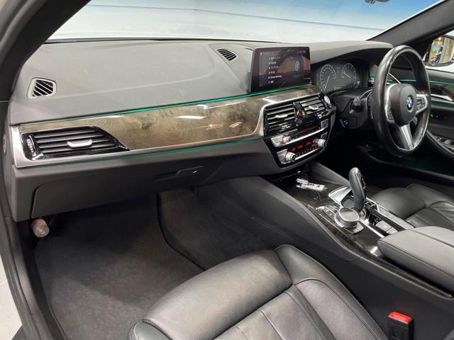 5シリーズ 540i xDrive Mスポーツ イノベーションパッケージ コンフォートパッケージ 純正ナビ 3Dビューカメラ フルセグ アクティブクルーズコントロール パークディスタンスコントロール 黒革シート シートヒーター パワーシート ETC(39枚目)