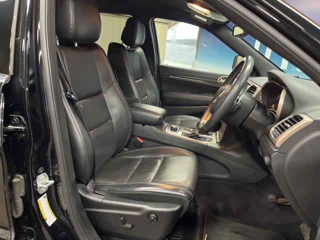 ジープ・グランドチェロキー リミテッド　純正ナビ　リアビューカメラ　アダプティブクルーズコントロール　パークセンサー　ブラインドスポットモニター　黒革シート　シートヒーター　パワーシート　フルセグＴＶ　ＥＴＣ　Ｂｌｕｅｔｏｏｔｈ（9枚目）