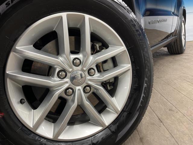 ジープ・グランドチェロキー リミテッド　純正ナビ　リアビューカメラ　アダプティブクルーズコントロール　パークセンサー　ブラインドスポットモニター　黒革シート　シートヒーター　パワーシート　フルセグＴＶ　ＥＴＣ　Ｂｌｕｅｔｏｏｔｈ（15枚目）