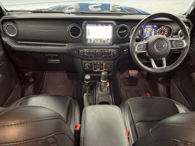 ジープ・ラングラーアンリミテッド サハラ　革シート　Ｕコネクトナビ　ＡｐｐｌｅＣａｒＰｌａｙ　フルセグＴＶ　Ｂｌｕｅｔｏｏｔｈ　バックカメラ　アクティブクルーズコントロール　ブラインドスポット　ＬＥＤヘッドランプ　ステアリングヒーター（2枚目）