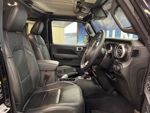 ジープ・ラングラーアンリミテッド サハラ　革シート　Ｕコネクトナビ　ＡｐｐｌｅＣａｒＰｌａｙ　フルセグＴＶ　Ｂｌｕｅｔｏｏｔｈ　バックカメラ　アクティブクルーズコントロール　ブラインドスポット　ＬＥＤヘッドランプ　ステアリングヒーター（9枚目）