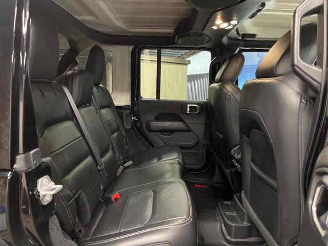 ジープ・ラングラーアンリミテッド サハラ　革シート　Ｕコネクトナビ　ＡｐｐｌｅＣａｒＰｌａｙ　フルセグＴＶ　Ｂｌｕｅｔｏｏｔｈ　バックカメラ　アクティブクルーズコントロール　ブラインドスポット　ＬＥＤヘッドランプ　ステアリングヒーター（10枚目）