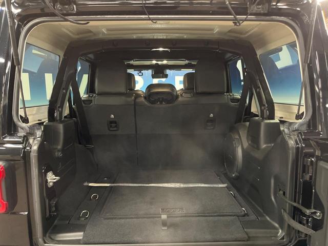 ジープ・ラングラーアンリミテッド サハラ　革シート　Ｕコネクトナビ　ＡｐｐｌｅＣａｒＰｌａｙ　フルセグＴＶ　Ｂｌｕｅｔｏｏｔｈ　バックカメラ　アクティブクルーズコントロール　ブラインドスポット　ＬＥＤヘッドランプ　ステアリングヒーター（12枚目）