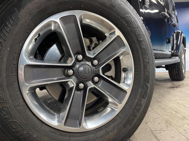 ジープ・ラングラーアンリミテッド サハラ　革シート　Ｕコネクトナビ　ＡｐｐｌｅＣａｒＰｌａｙ　フルセグＴＶ　Ｂｌｕｅｔｏｏｔｈ　バックカメラ　アクティブクルーズコントロール　ブラインドスポット　ＬＥＤヘッドランプ　ステアリングヒーター（14枚目）