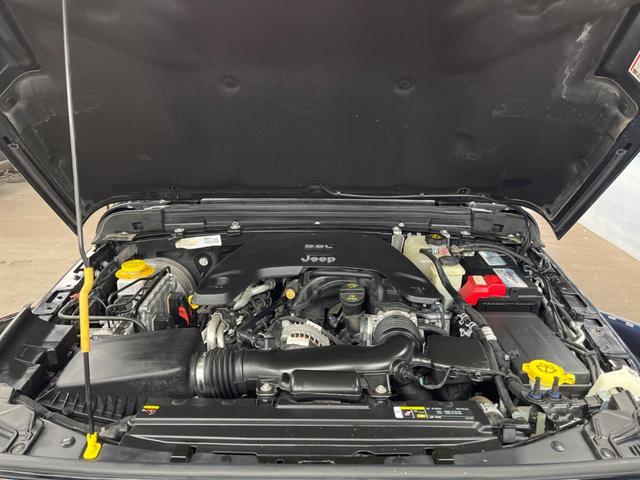 ジープ・ラングラーアンリミテッド サハラ　革シート　Ｕコネクトナビ　ＡｐｐｌｅＣａｒＰｌａｙ　フルセグＴＶ　Ｂｌｕｅｔｏｏｔｈ　バックカメラ　アクティブクルーズコントロール　ブラインドスポット　ＬＥＤヘッドランプ　ステアリングヒーター（19枚目）