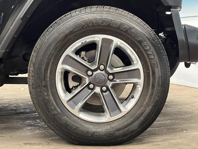 ジープ・ラングラーアンリミテッド サハラ　革シート　Ｕコネクトナビ　ＡｐｐｌｅＣａｒＰｌａｙ　フルセグＴＶ　Ｂｌｕｅｔｏｏｔｈ　バックカメラ　アクティブクルーズコントロール　ブラインドスポット　ＬＥＤヘッドランプ　ステアリングヒーター（27枚目）