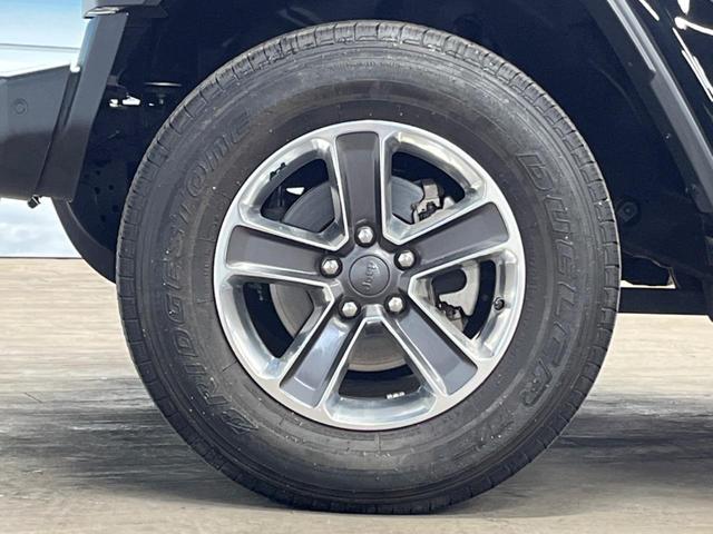 ジープ・ラングラーアンリミテッド サハラ　革シート　Ｕコネクトナビ　ＡｐｐｌｅＣａｒＰｌａｙ　フルセグＴＶ　Ｂｌｕｅｔｏｏｔｈ　バックカメラ　アクティブクルーズコントロール　ブラインドスポット　ＬＥＤヘッドランプ　ステアリングヒーター（28枚目）