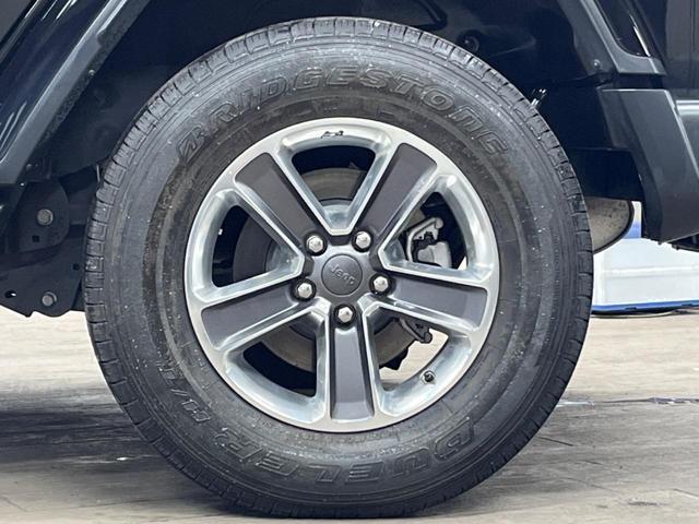 ジープ・ラングラーアンリミテッド サハラ　革シート　Ｕコネクトナビ　ＡｐｐｌｅＣａｒＰｌａｙ　フルセグＴＶ　Ｂｌｕｅｔｏｏｔｈ　バックカメラ　アクティブクルーズコントロール　ブラインドスポット　ＬＥＤヘッドランプ　ステアリングヒーター（29枚目）