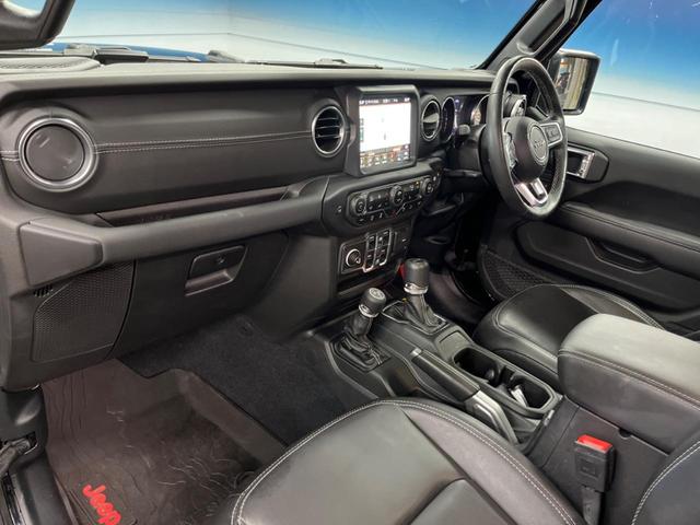 ジープ・ラングラーアンリミテッド サハラ　革シート　Ｕコネクトナビ　ＡｐｐｌｅＣａｒＰｌａｙ　フルセグＴＶ　Ｂｌｕｅｔｏｏｔｈ　バックカメラ　アクティブクルーズコントロール　ブラインドスポット　ＬＥＤヘッドランプ　ステアリングヒーター（30枚目）