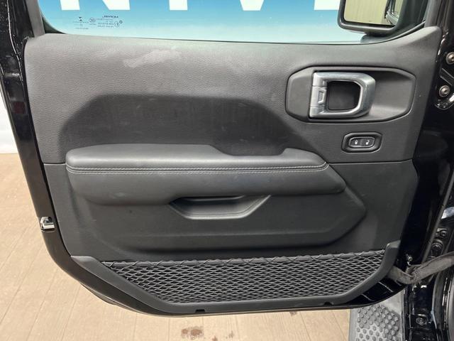 ジープ・ラングラーアンリミテッド サハラ　革シート　Ｕコネクトナビ　ＡｐｐｌｅＣａｒＰｌａｙ　フルセグＴＶ　Ｂｌｕｅｔｏｏｔｈ　バックカメラ　アクティブクルーズコントロール　ブラインドスポット　ＬＥＤヘッドランプ　ステアリングヒーター（32枚目）