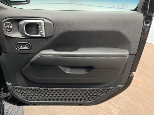 ジープ・ラングラーアンリミテッド サハラ　革シート　Ｕコネクトナビ　ＡｐｐｌｅＣａｒＰｌａｙ　フルセグＴＶ　Ｂｌｕｅｔｏｏｔｈ　バックカメラ　アクティブクルーズコントロール　ブラインドスポット　ＬＥＤヘッドランプ　ステアリングヒーター（33枚目）