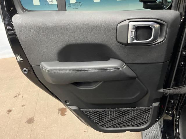 ジープ・ラングラーアンリミテッド サハラ　革シート　Ｕコネクトナビ　ＡｐｐｌｅＣａｒＰｌａｙ　フルセグＴＶ　Ｂｌｕｅｔｏｏｔｈ　バックカメラ　アクティブクルーズコントロール　ブラインドスポット　ＬＥＤヘッドランプ　ステアリングヒーター（34枚目）