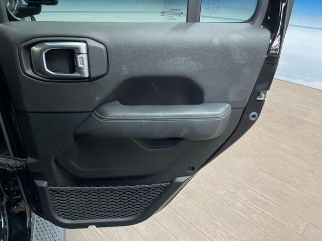 ジープ・ラングラーアンリミテッド サハラ　革シート　Ｕコネクトナビ　ＡｐｐｌｅＣａｒＰｌａｙ　フルセグＴＶ　Ｂｌｕｅｔｏｏｔｈ　バックカメラ　アクティブクルーズコントロール　ブラインドスポット　ＬＥＤヘッドランプ　ステアリングヒーター（35枚目）