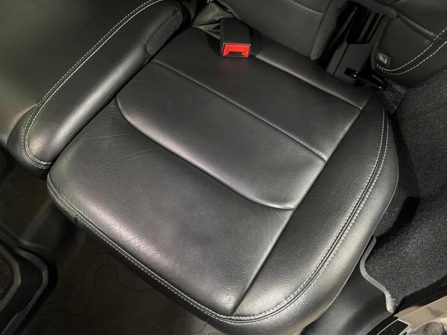 ジープ・ラングラーアンリミテッド サハラ　革シート　Ｕコネクトナビ　ＡｐｐｌｅＣａｒＰｌａｙ　フルセグＴＶ　Ｂｌｕｅｔｏｏｔｈ　バックカメラ　アクティブクルーズコントロール　ブラインドスポット　ＬＥＤヘッドランプ　ステアリングヒーター（39枚目）