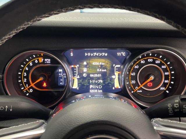 ジープ・ラングラーアンリミテッド サハラ　革シート　Ｕコネクトナビ　ＡｐｐｌｅＣａｒＰｌａｙ　フルセグＴＶ　Ｂｌｕｅｔｏｏｔｈ　バックカメラ　アクティブクルーズコントロール　ブラインドスポット　ＬＥＤヘッドランプ　ステアリングヒーター（40枚目）