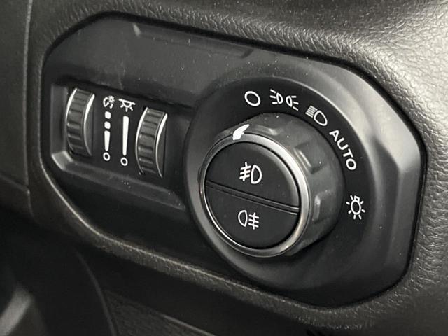 ジープ・ラングラーアンリミテッド サハラ　革シート　Ｕコネクトナビ　ＡｐｐｌｅＣａｒＰｌａｙ　フルセグＴＶ　Ｂｌｕｅｔｏｏｔｈ　バックカメラ　アクティブクルーズコントロール　ブラインドスポット　ＬＥＤヘッドランプ　ステアリングヒーター（60枚目）