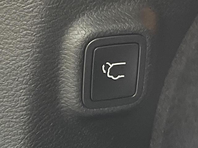 ジープ・チェロキー Ｓ－モデル　特別仕様車　黒革シート　シートベンチレーション　アダプティブクルーズコントロール　ブラインドスポットアシスト　純正ナビ　バックカメラ　シートヒーター　パワーシート　電動リアゲート　ＬＥＤヘッドライト（8枚目）