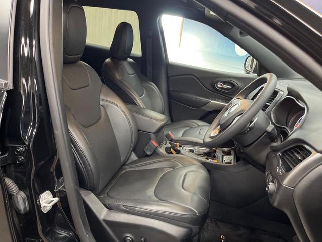 ジープ・チェロキー Ｓ－モデル　特別仕様車　黒革シート　シートベンチレーション　アダプティブクルーズコントロール　ブラインドスポットアシスト　純正ナビ　バックカメラ　シートヒーター　パワーシート　電動リアゲート　ＬＥＤヘッドライト（9枚目）