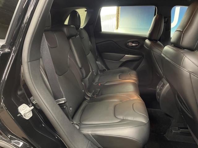 ジープ・チェロキー Ｓ－モデル　特別仕様車　黒革シート　シートベンチレーション　アダプティブクルーズコントロール　ブラインドスポットアシスト　純正ナビ　バックカメラ　シートヒーター　パワーシート　電動リアゲート　ＬＥＤヘッドライト（10枚目）