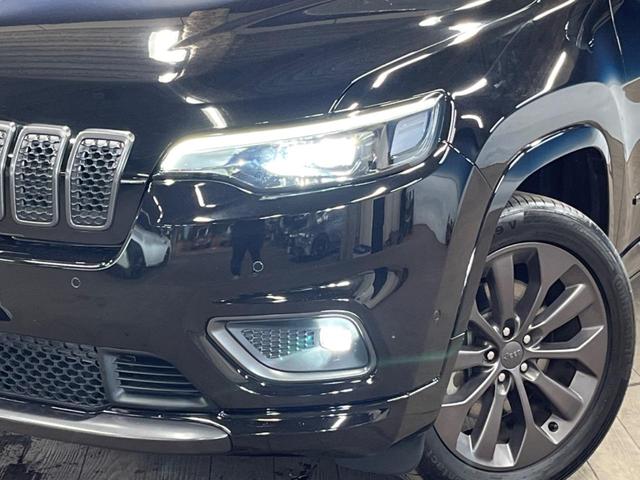ジープ・チェロキー Ｓ－モデル　特別仕様車　黒革シート　シートベンチレーション　アダプティブクルーズコントロール　ブラインドスポットアシスト　純正ナビ　バックカメラ　シートヒーター　パワーシート　電動リアゲート　ＬＥＤヘッドライト（13枚目）