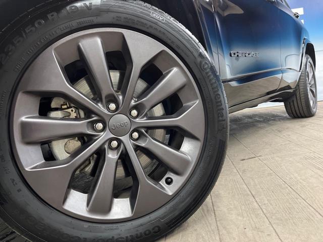 ジープ・チェロキー Ｓ－モデル　特別仕様車　黒革シート　シートベンチレーション　アダプティブクルーズコントロール　ブラインドスポットアシスト　純正ナビ　バックカメラ　シートヒーター　パワーシート　電動リアゲート　ＬＥＤヘッドライト（14枚目）