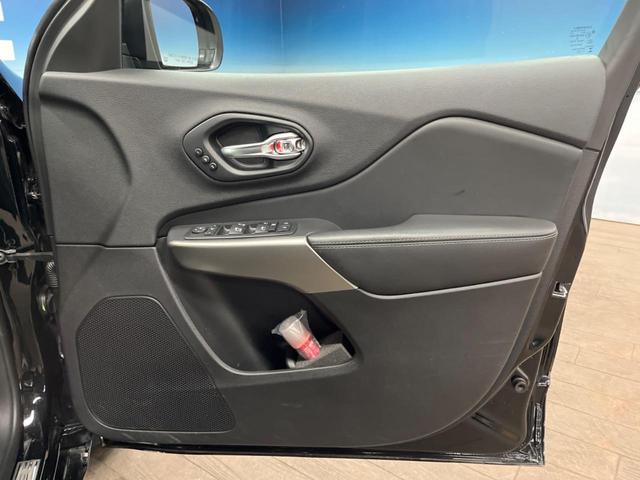 ジープ・チェロキー Ｓ－モデル　特別仕様車　黒革シート　シートベンチレーション　アダプティブクルーズコントロール　ブラインドスポットアシスト　純正ナビ　バックカメラ　シートヒーター　パワーシート　電動リアゲート　ＬＥＤヘッドライト（28枚目）