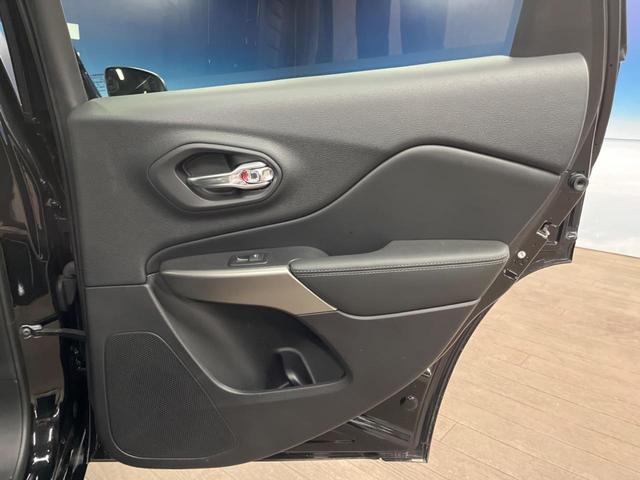 ジープ・チェロキー Ｓ－モデル　特別仕様車　黒革シート　シートベンチレーション　アダプティブクルーズコントロール　ブラインドスポットアシスト　純正ナビ　バックカメラ　シートヒーター　パワーシート　電動リアゲート　ＬＥＤヘッドライト（30枚目）