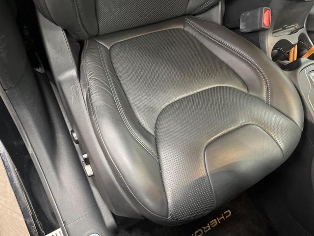 ジープ・チェロキー Ｓ－モデル　特別仕様車　黒革シート　シートベンチレーション　アダプティブクルーズコントロール　ブラインドスポットアシスト　純正ナビ　バックカメラ　シートヒーター　パワーシート　電動リアゲート　ＬＥＤヘッドライト（31枚目）