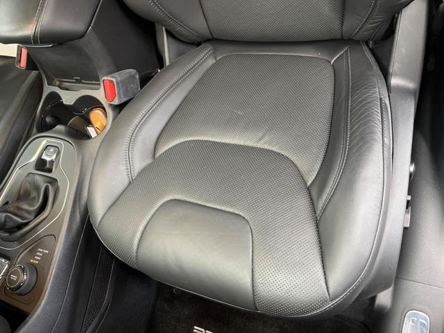 ジープ・チェロキー Ｓ－モデル　特別仕様車　黒革シート　シートベンチレーション　アダプティブクルーズコントロール　ブラインドスポットアシスト　純正ナビ　バックカメラ　シートヒーター　パワーシート　電動リアゲート　ＬＥＤヘッドライト（32枚目）